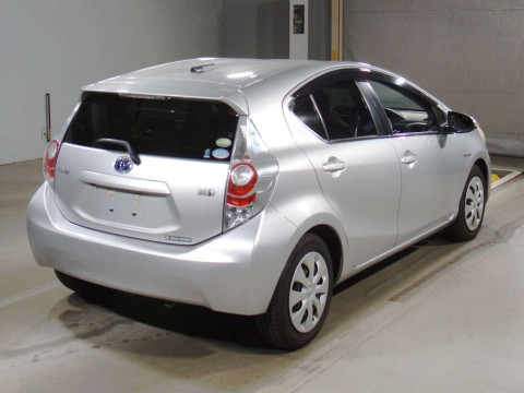 2013 Toyota Aqua NHP10[1]