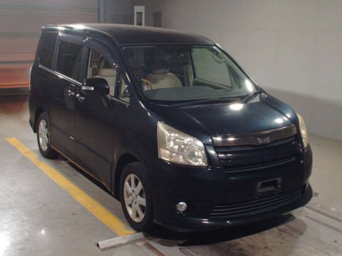 2009 Toyota Noah ZRR70W[2]