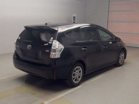 2013 Toyota Prius alpha ZVW40W[1]