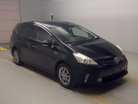 2013 Toyota Prius alpha ZVW40W[2]