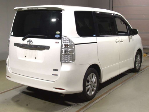 2011 Toyota Noah ZRR70W[1]