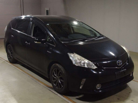 2013 Toyota Prius alpha ZVW41W[2]