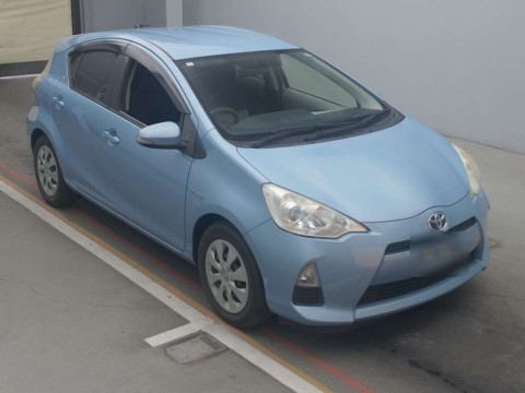 2013 Toyota Aqua NHP10[2]