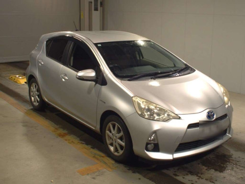 2013 Toyota Aqua NHP10[2]