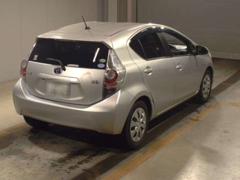 2013 Toyota Aqua NHP10[1]