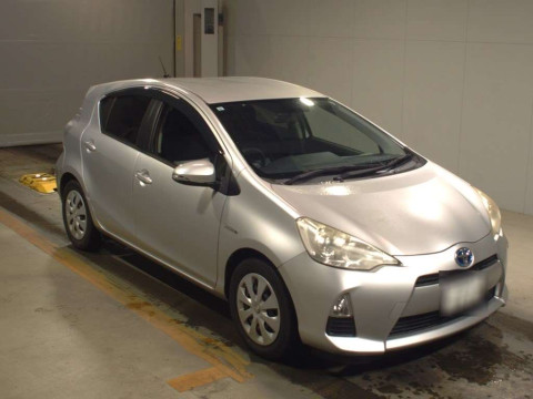 2013 Toyota Aqua NHP10[2]