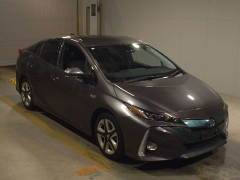 2017 Toyota Prius PHV ZVW52[2]