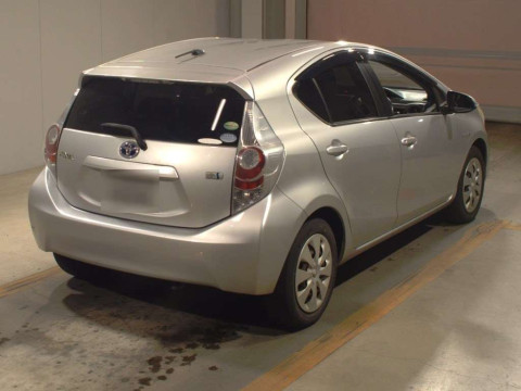 2012 Toyota Aqua NHP10[1]