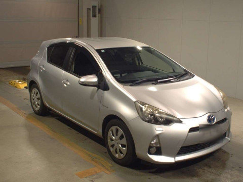 2012 Toyota Aqua NHP10[2]