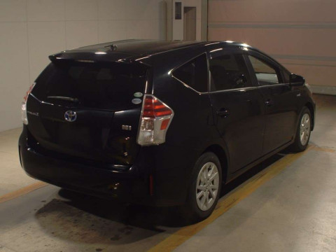 2016 Toyota Prius alpha ZVW41W[1]