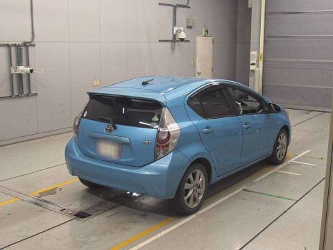 2013 Toyota Aqua NHP10[1]