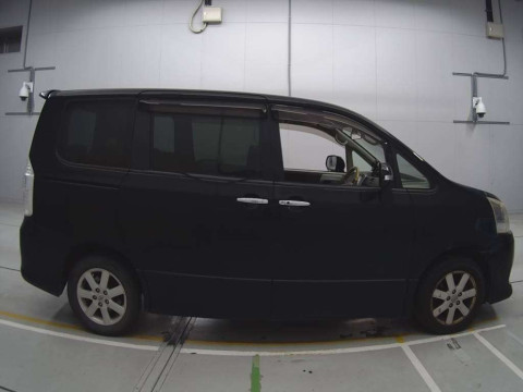 2009 Toyota Noah ZRR70W[2]