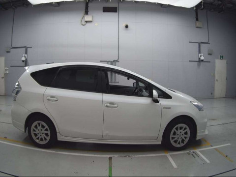 2012 Toyota Prius alpha ZVW41W[2]