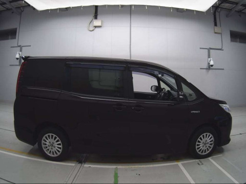 2015 Toyota Noah ZWR80G[2]