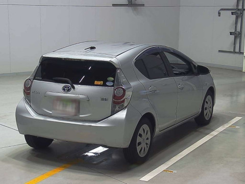 2013 Toyota Aqua NHP10[1]