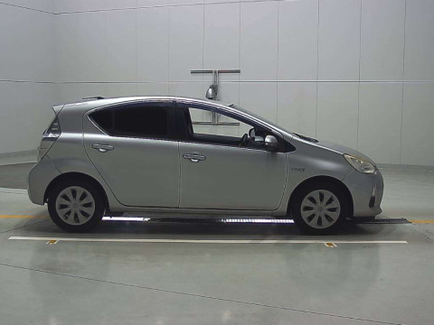 2013 Toyota Aqua NHP10[2]