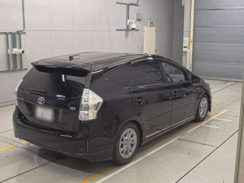 2011 Toyota Prius alpha ZVW41W[1]