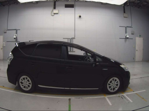 2011 Toyota Prius alpha ZVW41W[2]