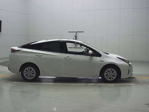 2018 Toyota Prius ZVW50[2]