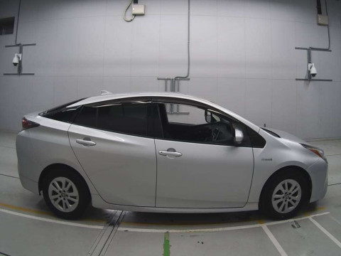 2016 Toyota Prius ZVW50[2]