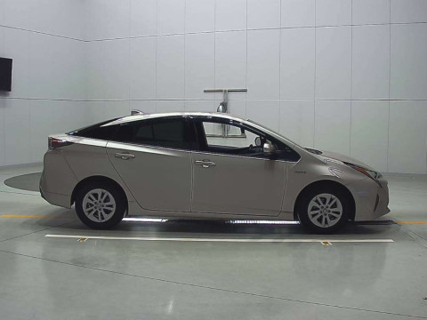 2016 Toyota Prius ZVW50[2]