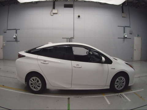 2017 Toyota Prius ZVW50[2]