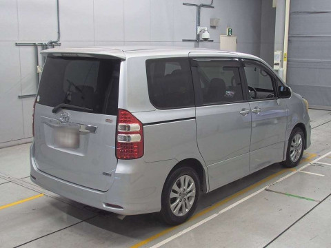 2010 Toyota Noah ZRR70W[1]