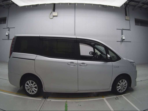 2017 Toyota Noah ZWR80G[2]