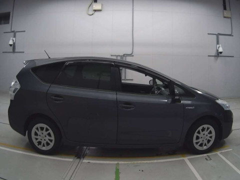 2011 Toyota Prius alpha ZVW41W[2]