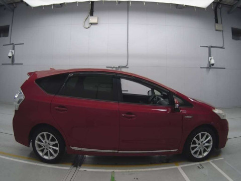 2013 Toyota Prius alpha ZVW41W[2]