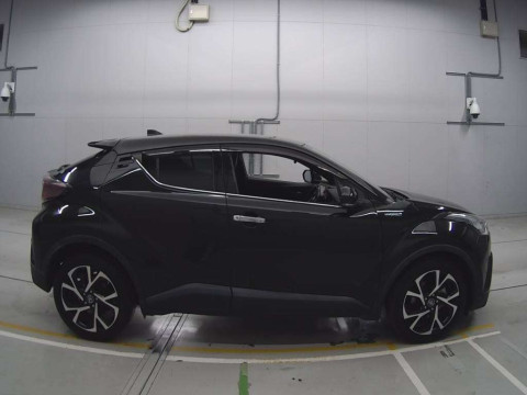 2017 Toyota C-HR ZYX10[2]