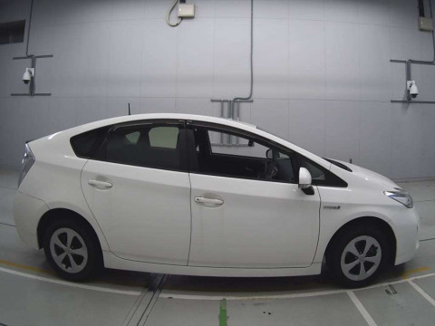 2015 Toyota Prius ZVW30[2]