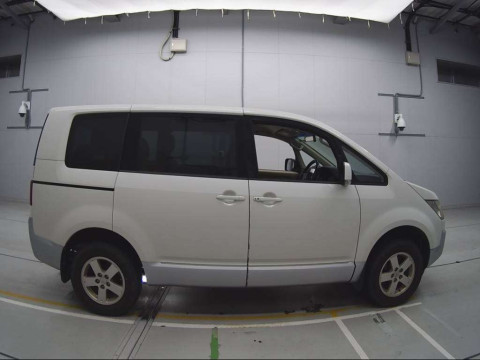 2010 Mitsubishi Delica D5 CV5W[2]