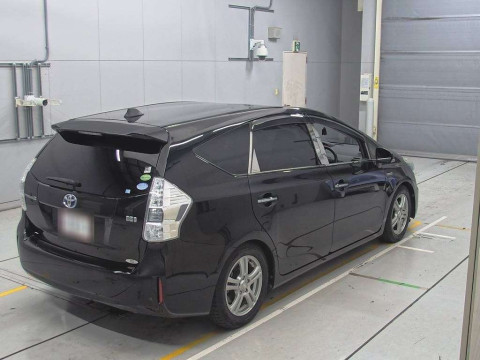 2013 Toyota Prius alpha ZVW40W[1]