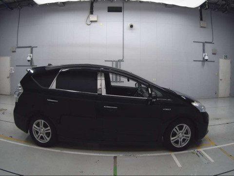 2013 Toyota Prius alpha ZVW40W[2]