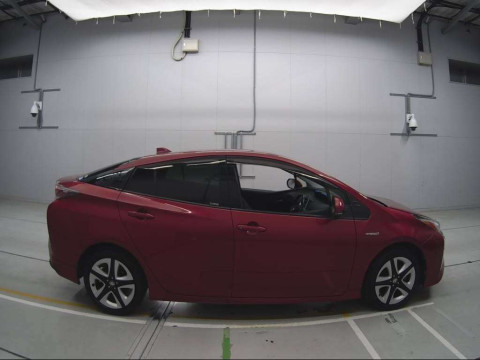 2017 Toyota Prius ZVW51[2]