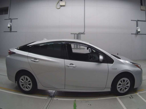 2018 Toyota Prius ZVW50[2]