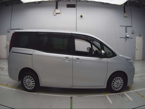 2014 Toyota Noah ZRR85G[2]