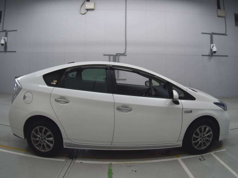 2014 Toyota Prius PHV ZVW35[2]