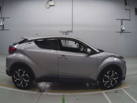 2017 Toyota C-HR ZYX10[2]