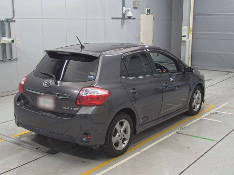 2010 Toyota Auris ZRE152H[1]