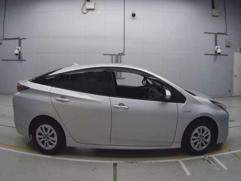 2017 Toyota Prius ZVW50[2]