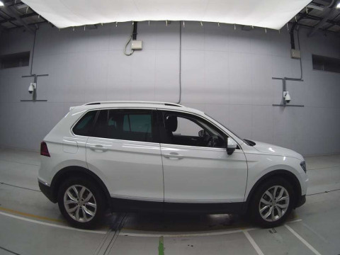 2017 Volkswagen Tiguan 5NCZE[2]