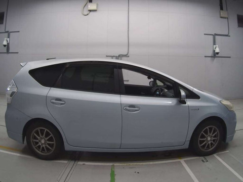 2012 Toyota Prius alpha ZVW41W[2]