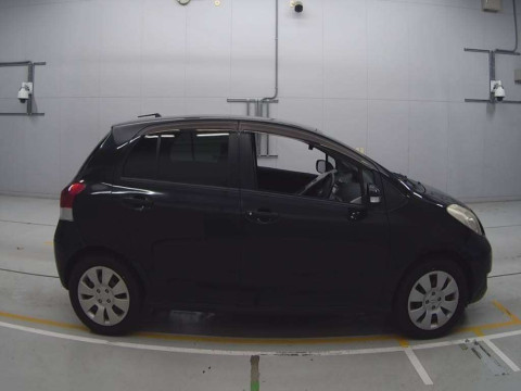 2010 Toyota Vitz SCP90[2]