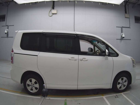 2009 Toyota Noah ZRR75G[2]