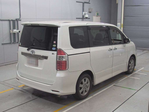 2009 Toyota Noah ZRR70W[1]