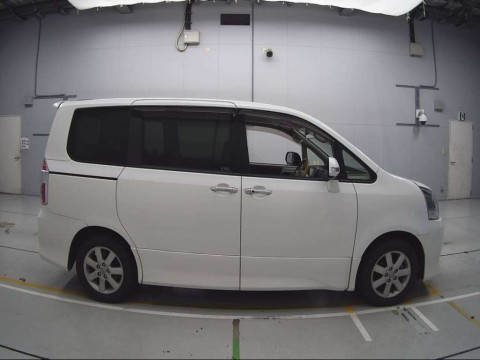 2009 Toyota Noah ZRR70W[2]