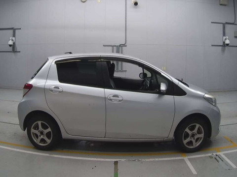 2013 Toyota Vitz NSP130[2]