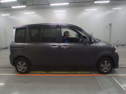 2012 Toyota Sienta NCP81G[2]